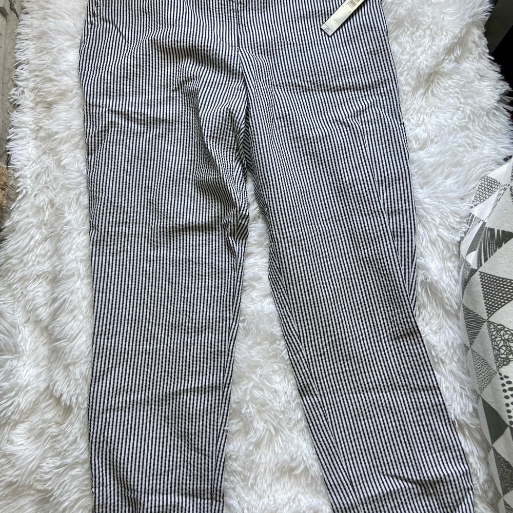 Tahari seershucker cropped stripes Pants